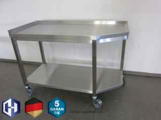 Edelstahl Tisch fahrbar mit Lenkrollen und Zwischenboden schräg 1300 x 600 x 850 mm