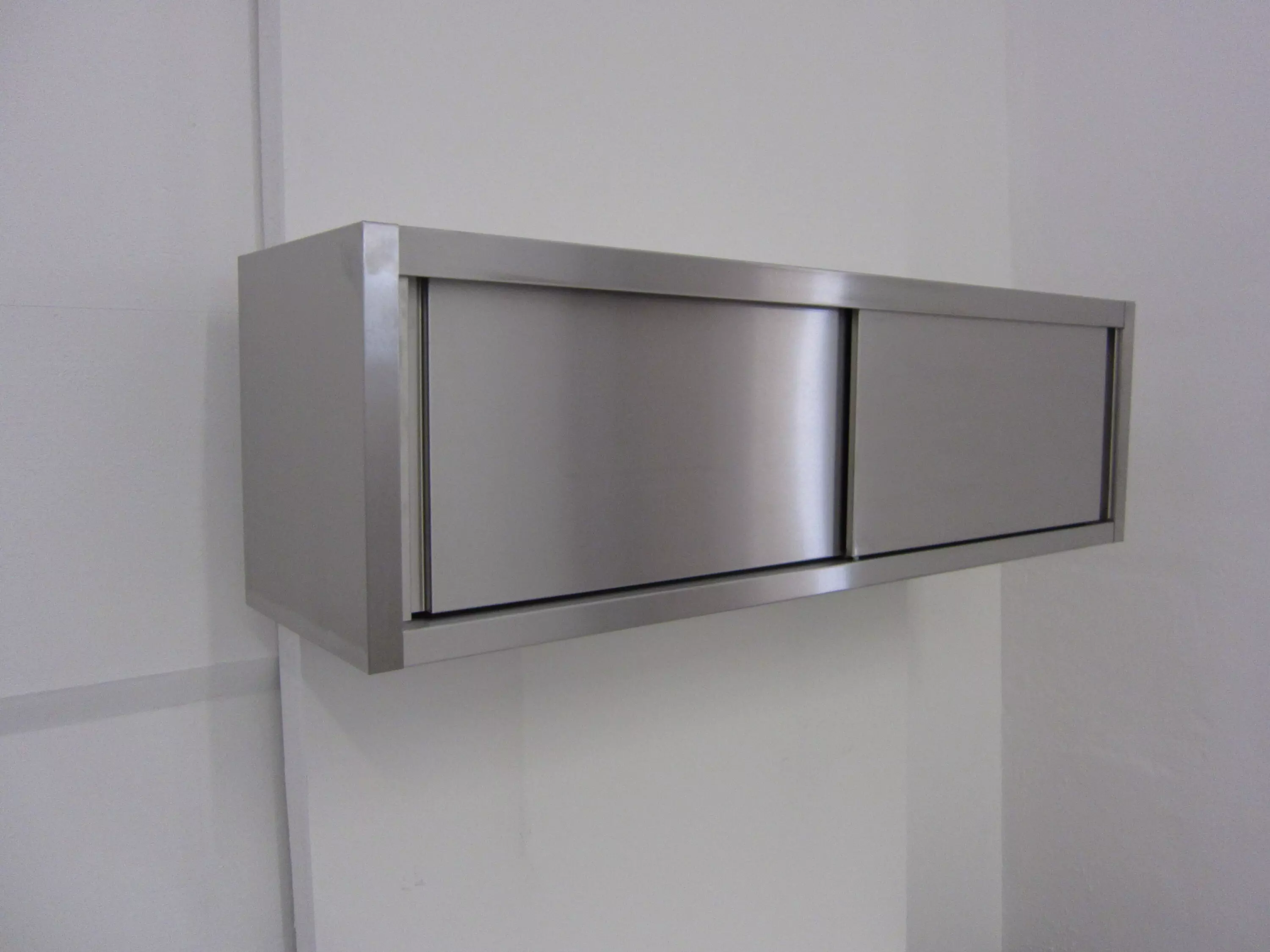 Edelstahl-Outdoormöbel Wandhängeschrank 1500x400x450 mm, mit Einlageboden und Schiebetüren